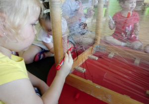 Dzieci malują flamastrami